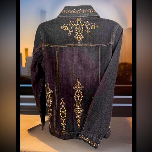 ⚜️DENIM & CO⚜️ 2 POCKET EMBROIDERED STUDDED ROCKABILLY WESTERN JEAN JACKET NWOT✨ - Picture 6 of 11